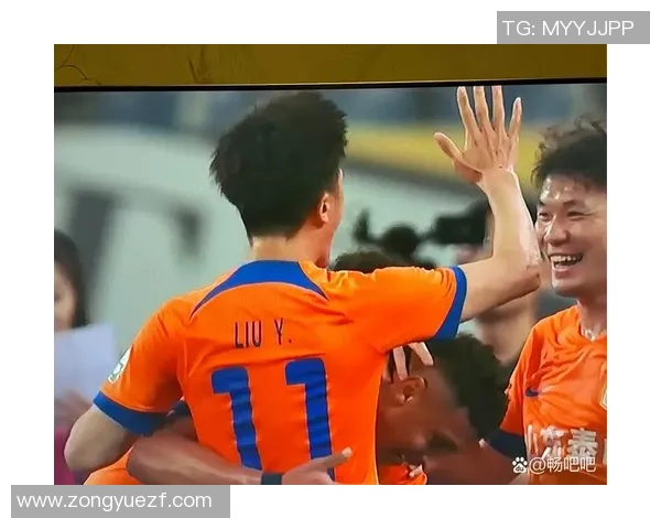 足球巨星灿烂笑容展现激情与魅力 足球场上最温暖的瞬间